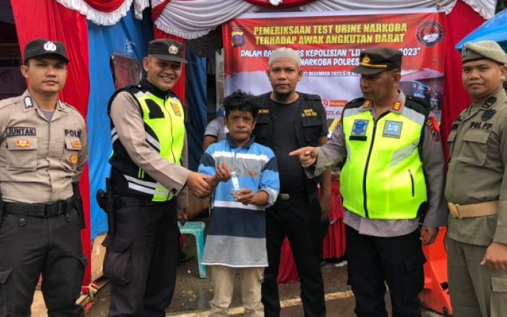 Kasat Resnarkoba Polres Tapanuli Selatan (Tapsel), AKP Salomo Sagala, SH, memimpin tes urine terhadap 10 supir angkutan umum dan pribadi, Selasa (26/12/2023)