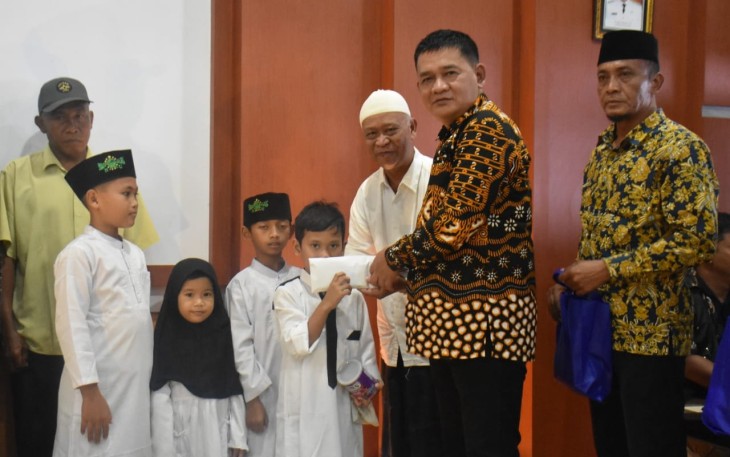 Dirut PUDAM Tirta Lawu Karanganyar, Prihanto, saat menyerahkan santunan kepada sejumlah anak yatim pada perayaan HUT PUDAM Tirta Lawu ke-40, Kamis (23/2/2023).