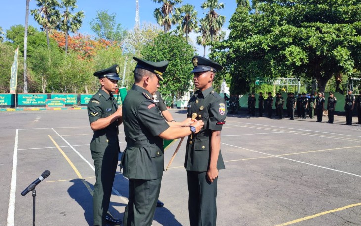  Danrindam IX/Udayana Kolonel Inf Wirawan Eko Prasetyo, S.E., M.H., saat memimpin Upacara Penutupan Prodi Dikjurtaif Abit Dikmata TNI AD Gel I TA. 2023, yang digelar di Lapangan Ciung Wanara Dodiklatpur Rindam IX/Udayana, Pulaki, Desa Banyupoh, Kecamatan Gerokgak, Kabupaten Buleleng, pada Kamis (28/12/2023)
