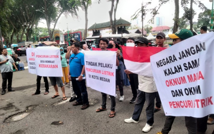 Massa pengunjuk rasa yang tergabung dalam Aliansi Masyarakat Pencarian Keadilan Sumut mengepung Kantor DPRD Sumut Jalan Imam Bonjol Medan, Jumat (8/12/2023)