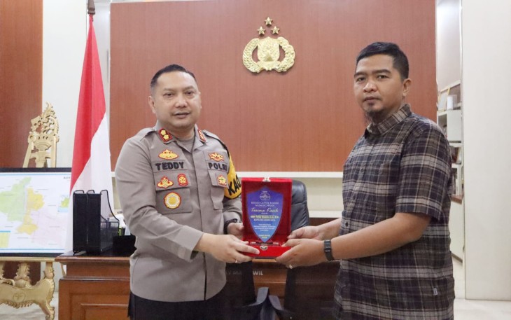Koordinator KGR Sisanto saat Beri Penghargaan Kapolres Kediri Kota  