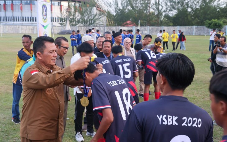 Gubernur Kepulauan Riau H. Ansar Ahmad saat mengalungkan Medali