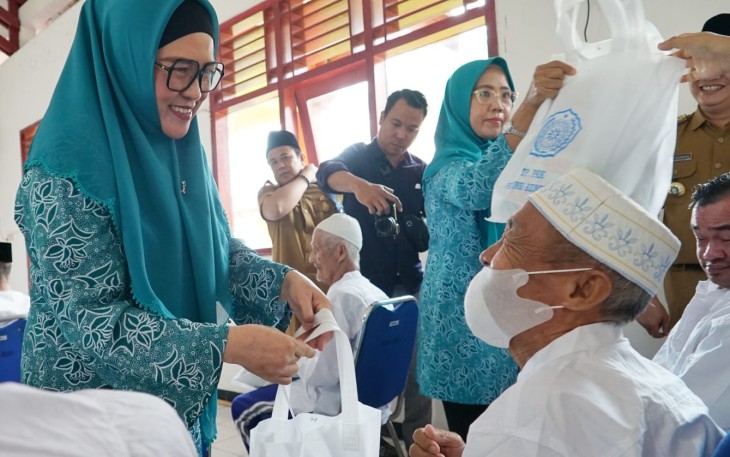 Derta Rohidin Beri Baju Lebaran Penghuni Panti