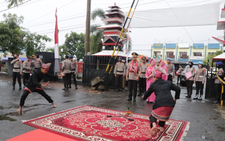 Kapolda Bengkulu saat Disambut Tarian dan Tabuhan Dol