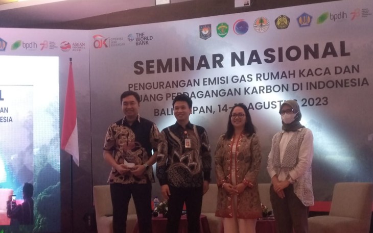 Seminar Nasional Pengurangan Emisi GRK dan Peluang Perdagangan Karbon di Indonesia, yang dilaksanakan pada 14-15 Agustus 2023, di Hotel SwissBel Hotel, Kota Balikpapan.