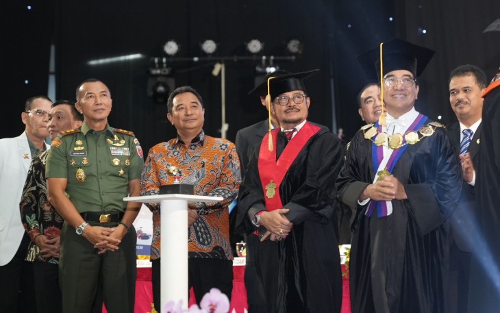 Penjabat Gubernur Sulsel, Bahtiar Baharuddin, menghadiri Dies Natalis Ke-67 Universitas Hasanuddin (Unhas), di Baruga AP Pettarani Unhas.