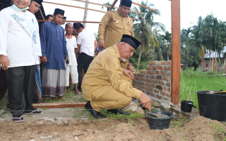 Gubernur Sumbar Mahyeldi meletakkan batu pertama pembangunan Asrama Pesantren Al-Khalifah Koprasi Buya Tuanku Saliah Pasia Laweh, Lubuk Alung.