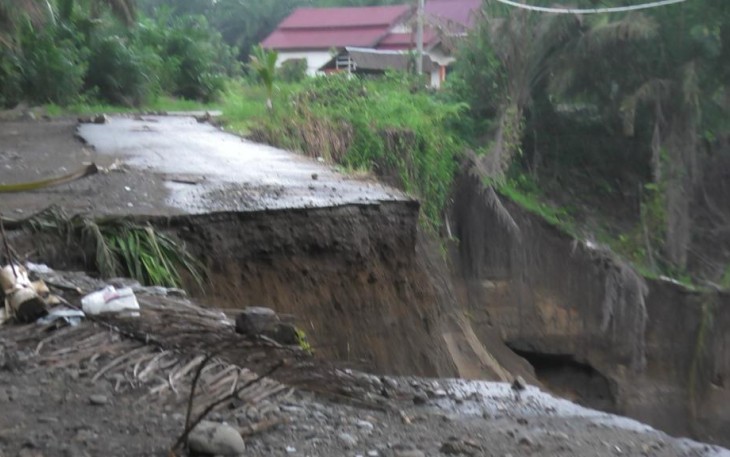 Jalan Terputus Akibat Longsor