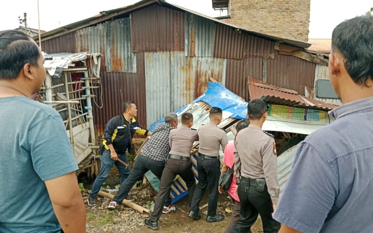 Polsek Percut Sei Tuan kembali melakukan penggerebekan dan merobohkan pondok narkoba di Jl Pancasila, Pinggiran Rel Kereta Api, Desa Tembung, Kecamatan Percut Sei Tuan