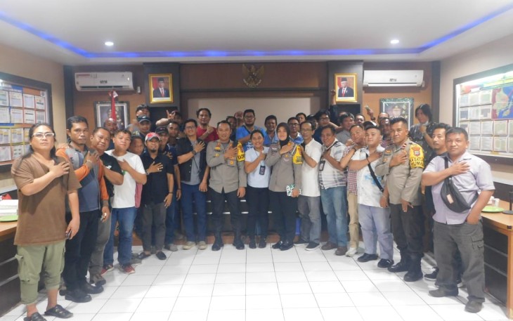 Kapolres Bitung AKBP Tommy Bambang Souissa SIK Foto Bersama  Wartawan Biro Bitung 
