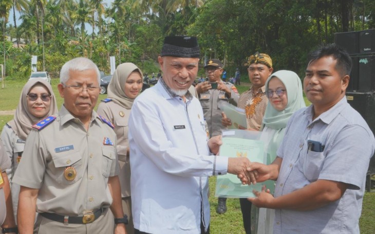 Gubernur Sumbar, Mahyeldi bersama Kakanwil BPN Provinsi Sumbar, Saiful menyerahkan 10 Sertifikat PTSL.
