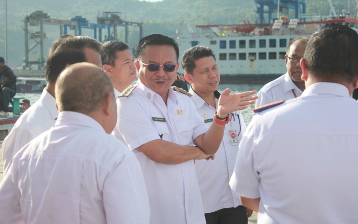 Wali Kota Bitung, Maurits Mantiri saat melakukan melihat aktivitas penyeberangan usai melakukan pengecekan harga bahan pokok di pasar ruko