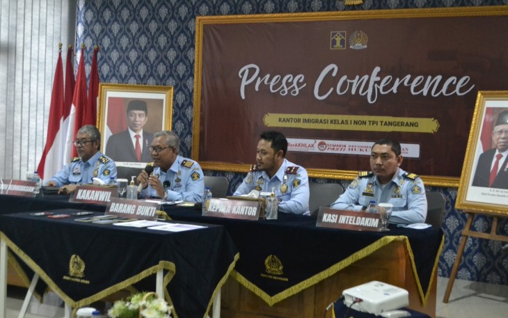 Kepala Kantor Wilayah Tejo Harwanto bersama Kepala Divisi Keimigrasian Ujo Sujoto dan Kepala Kantor Imigrasi Tangerang Rakha Sukma Purnama melakukan Press Conference, Senin (20/02/2023).