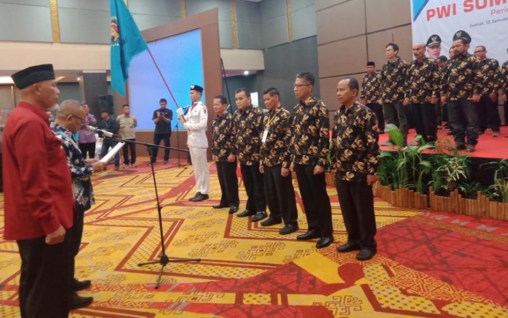 Ketua Umum PWI Pusat Atal S Depari secara resmi melantik Basril Basyar sebagai Ketua PWI Sumatra Barat di Hotel Truntum Kota Padang.