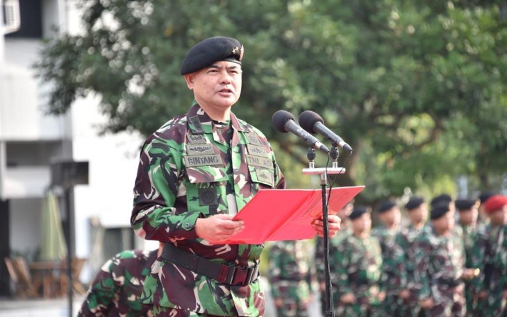 Wakil Inspektur Jenderal (Wairjen) TNI Mayjen TNI Ibnu Bintang Setyawan S.P., M.M., saat membacakan sambutan tertulis Panglima TNI Laksamana TNI Yudo Margono, S.E., M.M., pada Upacara Bendera yang diikuti oleh seluruh Prajurit dan PNS di Mabes TNI, Cilangkap, Jakarta Timur, Selasa (17/01/2023).