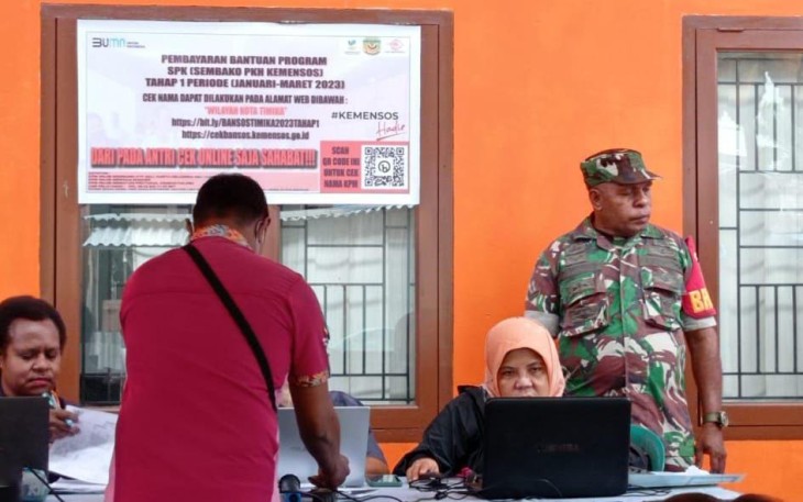 Babinsa Koramil 1710-02/Timika saat Dampingi Penyaluran PKH Kabupaten Mimika Tahun 2023   