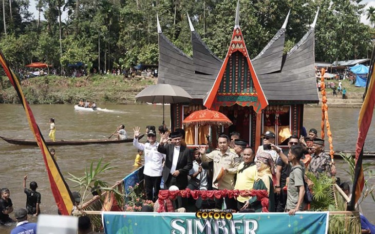 Ribuan masyarakat Pangkalan tumpah ruah memadati Batang Maek, Kecamatan Pangkalan Koto Baru, Limapuluh Kota.