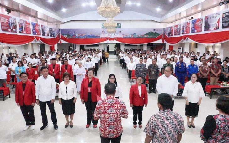 Walikota Bitung saat melantik pengurus BKSAUA tingkat kecamatan dan kelurahan