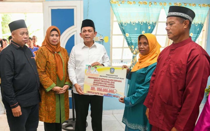 Gubernur Ansar saat Serahkan Bantuan RT, RW, Posyandu, BPD dan Penyuluh Agama di Kecamatan Senayang 