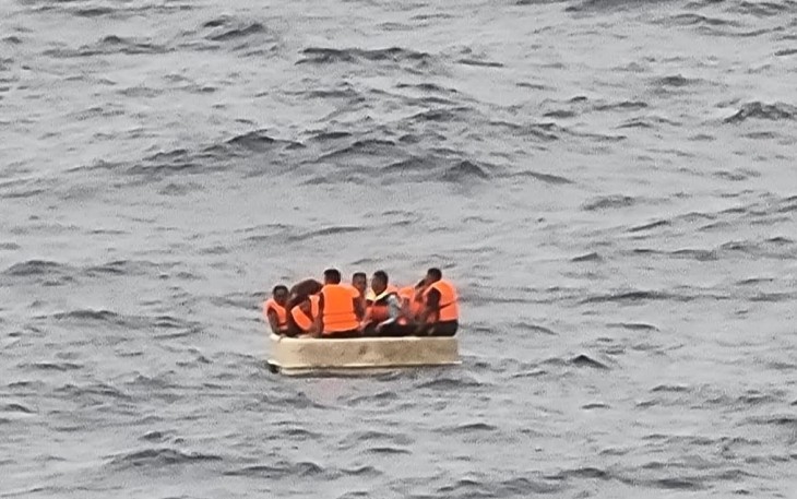 KN Belut Laut-406 Bakamla RI saat Evakuasi Korban Kapal Tenggelam di Perairan Natuna