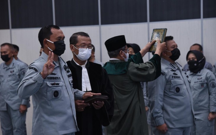 Serah Terima dan Pelantikan Jabatan yang dipimpin oleh Kepala Bakamla RI Laksamana Madya TNI Dr. Aan Kurnia, di Aula Ary Hasibuan Mabes Bakamla RI, Jakarta Pusat, Selasa (24/1/2023).