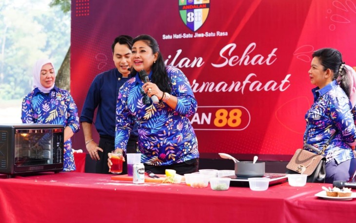 Ny. Vero Yudo Margono melihat demo masak cheff Steby Rafael yang dilaksanakan di Danau Mako Akademi TNI, Mabes TNI, Cilangkap, Jakarta Timur, Sabtu (3/6/2023). 