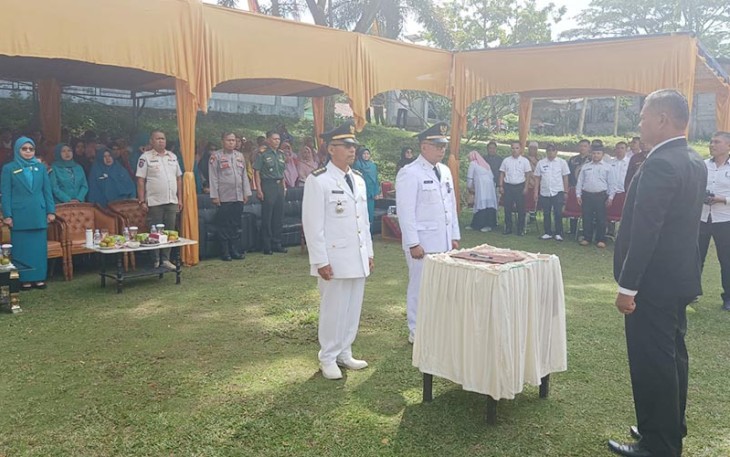 Suasana sertijab Pejabat Camat Akabiluru di Pelataran Kantor Camat Akabiluru.