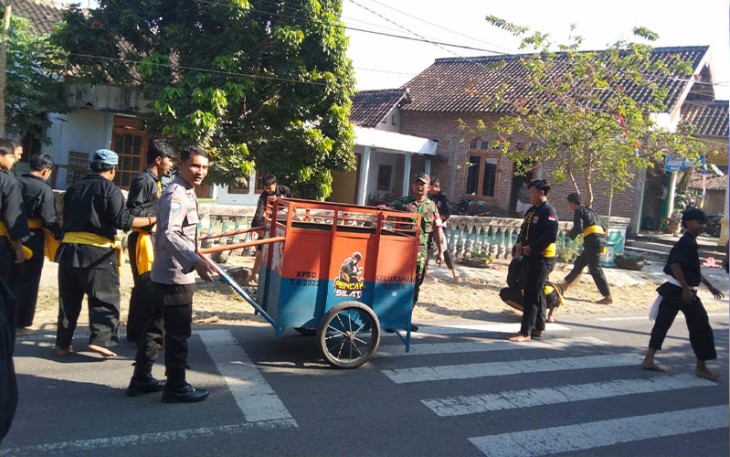 Para Pendekar saat Kerja Bakti Bersihkan Lingkungan