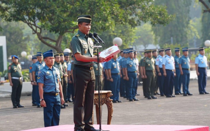 Kapuskes TNI Mayjen TNI dr. Guntoro, Sp.BP-RE(K) saat membacakan amanat Panglima TNI Laksamana TNI Yudo Margono, S.E., M.M, pada Upacara Bendera 17-an pada bulan Oktober 2023, bertempat di Lapangan Upacara B-3 Mabes TNI Cilangkap, Jakarta Timur, Selasa (17/10/2023).