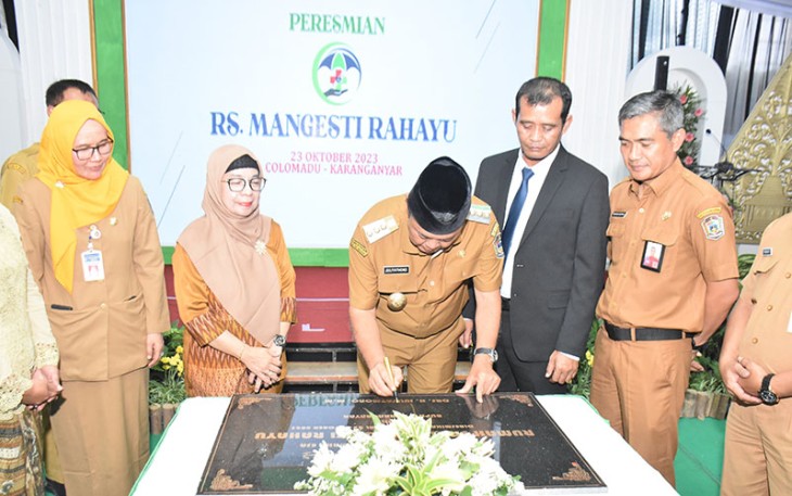 Bupati Juliyatmono menandatangani prasasti peresmian Rumah Sakit Mangesti Rahayu, di kawasan Colomadu, Karanganyar, Senin (23/10/2023).