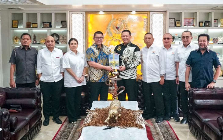 Bamsoet saat menerima 'Peta Jalan Indonesia Emas 2045. Membangun Masa Depan Indonesia, Mulai Hari Ini', di Jakarta, Selasa (31/10/23).