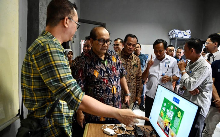 SesKemenKopUKM Arif R Hakim , Jum'at (3/11) saat meninjau Rumah Kemasan di Gedung PLUT-KUMKM Kabupaten Subang, Jawa Barat. Ia sekaligus berdialog dengan pelaku UMKM di wilayah itu.