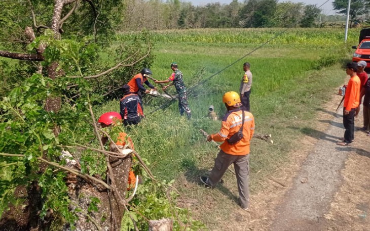 ertu Hendrik bersama Bhabinkamtibmas, BPBD langsung menuju lokasi untuk bergotong-royong melakukan pembersihan warga masyarakat, Senin (6/11/2023).