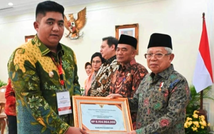 Bupati Bintan Roby Kurniawan saat menerima apresiasi langsung dari Wakil Presiden Republik Indonesia KH Ma’ruf Amin 