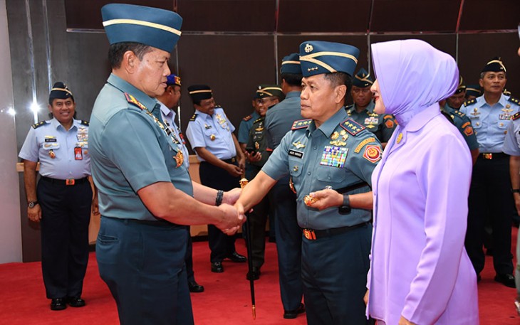 Panglima TNI Laksamana TNI Yudo Margono, S.E., M.M., saat memberikan selamat kepada perwira tinggi yang naik pangkat.