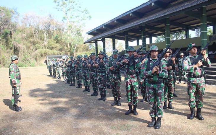 Seluruh Prahurit Menarmed 2 Kostrad laksanakan latihan menembak senjata ringan (LATBAKJATRI) yang berlokasi di Lapangan Tembak Bedali Lawang pada hari Senin (20/11/2023).