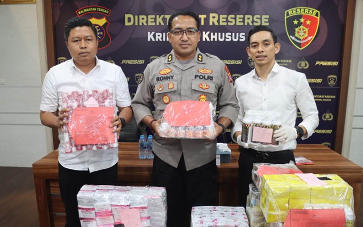 Kasubbid PID AKBP Ronny W. Manusiwa saat memimpin konferensi pers terkait kasus tindak pidana di bidang informasi dan transaksi elektronik dan/atau perlindungan konsumen dan/atau dibidang kesehatan di wilayah hukum Polda Kalteng yang bertempat di Aula Ditreskrimsus, (27/11/2023) siang.
