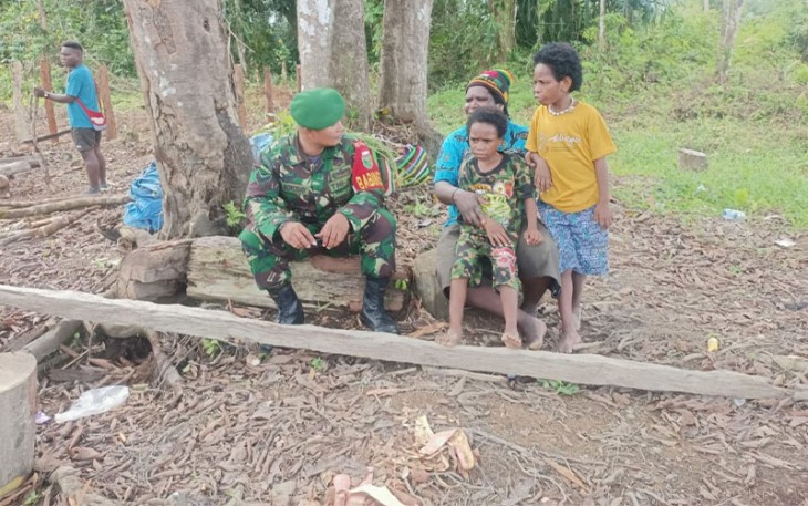 Babinsa Koramil 1710-02/Timika saat Komsos Bersama Masyarakat di Wilayah Binaan