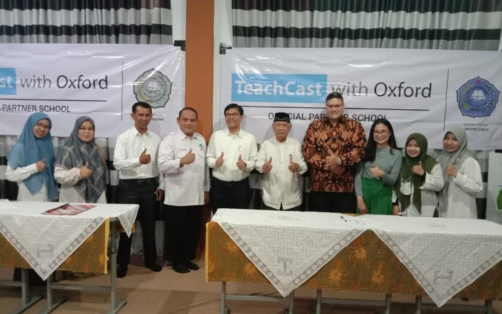 SMP dan SMA Plus Budi Utomo Makassar melakukan penandatanganan nota kesepahaman atau memorandum of understanding (MoU) dengan TeachCast with Oxford di Ruang Kepala SMA Plus Budi Utomo Makassar, Jalan Raya Berua, Kota Makassar, Sulawesi Selatan, Kamis (9/3/2023). Mulai tahun ajaran baru mendatang, direncanakan native speaker dari Amerika Serikat akan mengajar speaking Bahasa Inggris kepada siswa-siswi SMP dan SMA Plus Budi Utomo Makassar.