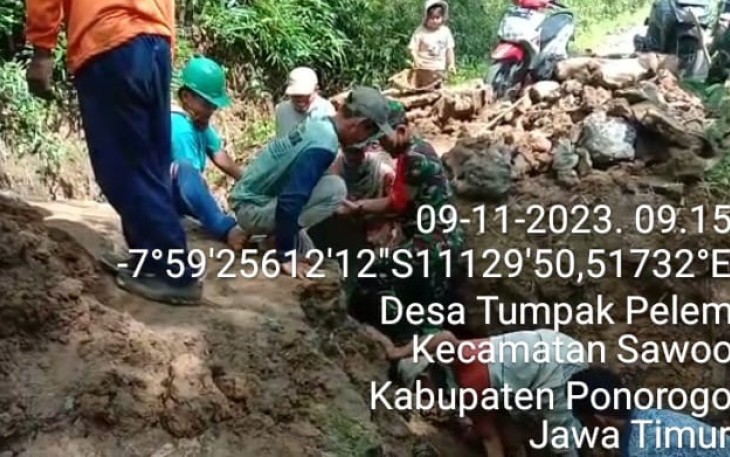 Babinsa Kodim 0802/Ponorogo Bantu Warga Pasang Gorong Gorong
