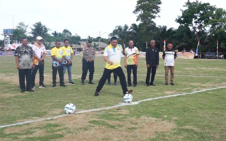 Sekda Kabupaten Bintan, Ronny Kartika tendang bola tanda dibukanya turnamen.
