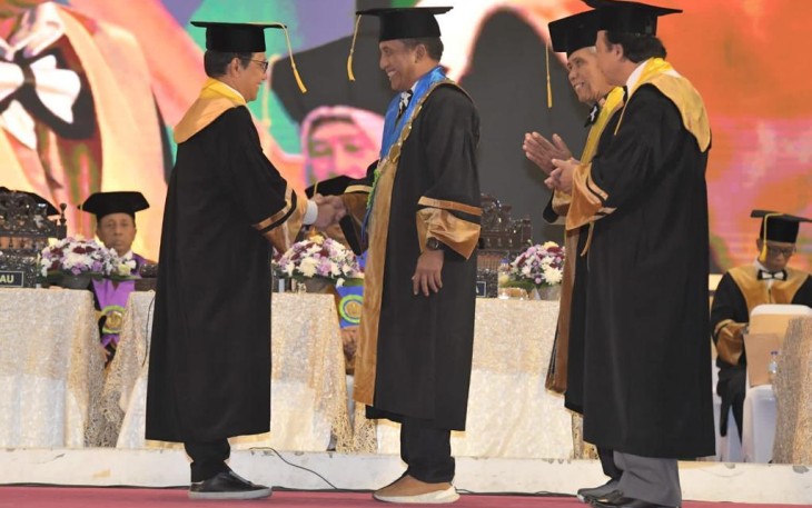 Penganugerahan gelar Profesor Kehormatan di Graha Unesa, Surabaya, Jawa Timur, Sabtu (26/9/2023). 