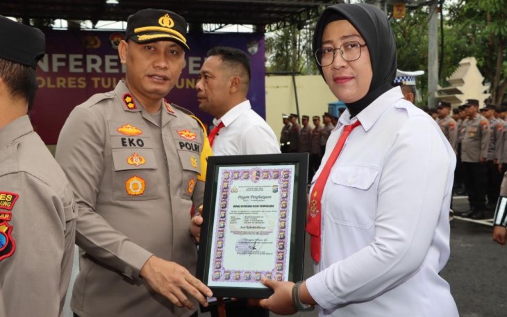 Kapolres Tulungagung AKBP Eko Hartanto, SIK, MH saat memberikan penghargaan kepada personil Polres Tulungagung
