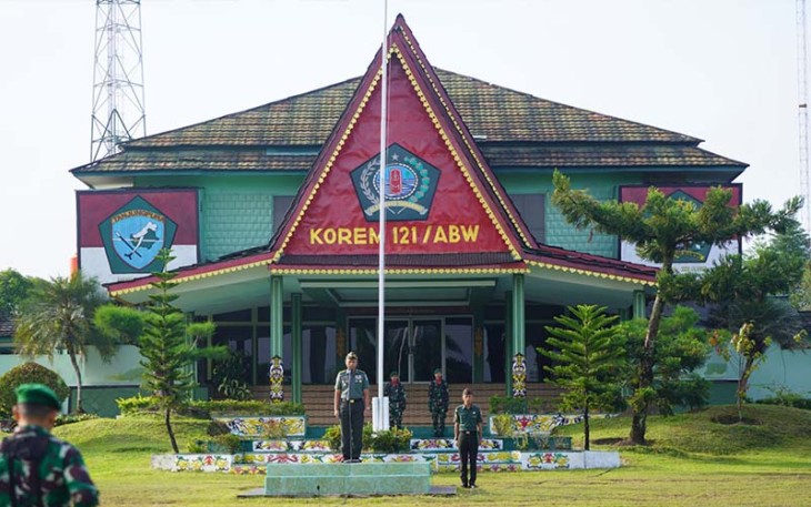 Inspektur Upacara Kasilog Kasrem 121/Abw Kolonel Arh Yoyo Karyo, S.I.P., M.Tr ( Han )