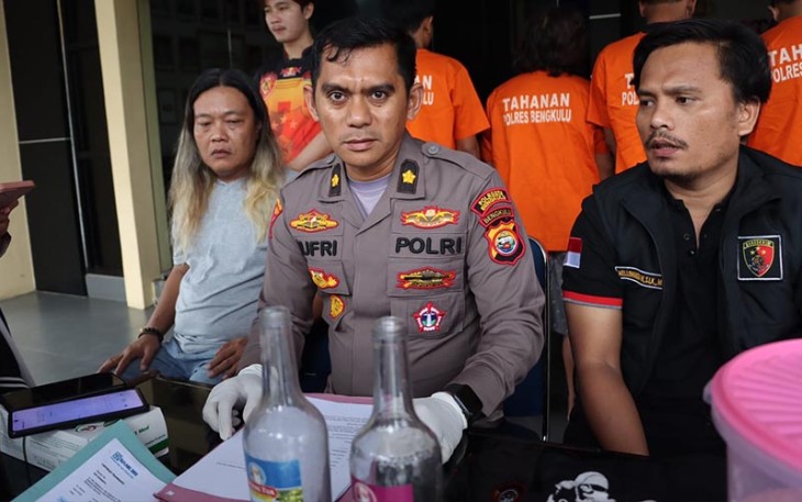 Kabag Ops Polresta Bengkulu Polda Bengkulu Kompol Jufri, S.IK, didampingi Kasat Reskrim AKP Welliwanto Malau, S.IK., MH dan Kasi Humas AKP Sugiharto saat menggelar konferensi pers kemarin Kamis (19/01).