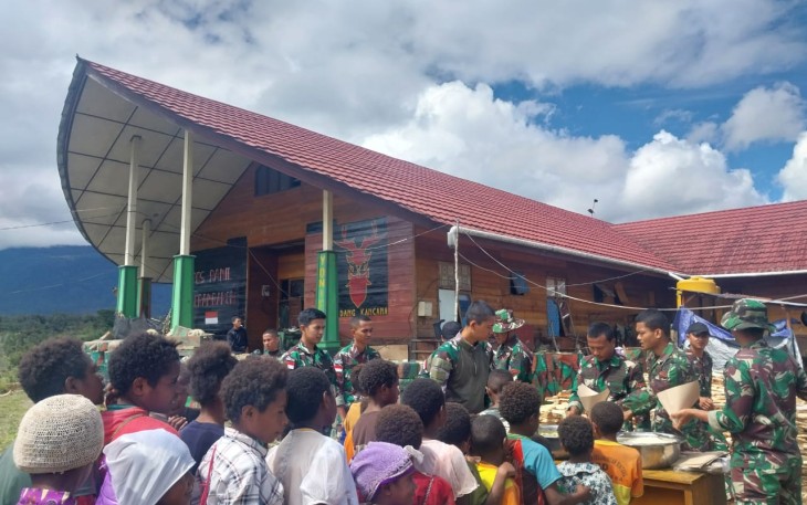 Puluhan Warga Serbu Pos Satgas Yonif 310/KK