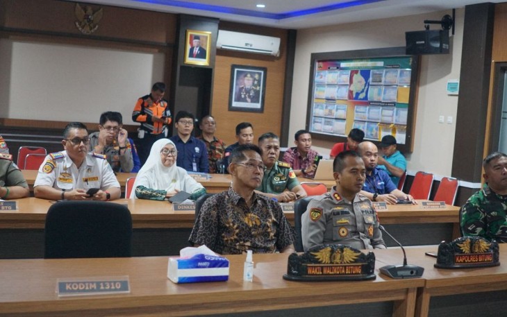 Wakil walikota Bitung Hengky Honandar bersama Kapolres saat mengikuti rapat koordinasi