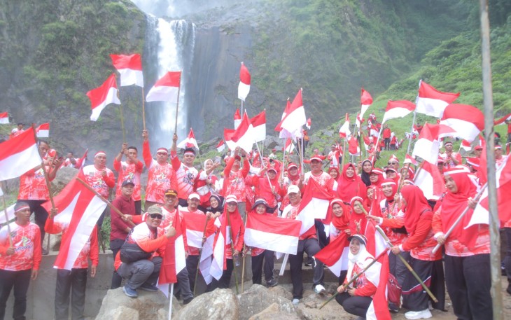 Bupati dan Forkopimda Kabupaten Asahan Kibarkan Bendera Merah Putih di Wisata Air Terjun Ponot 