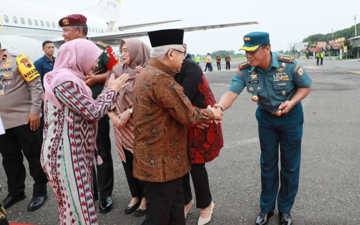 Komandan Pangkalan Angkatan Laut (Danlanal) Semarang Kolonel Laut (E) Joko Andriyanto, S. T., M. Tr. Hanla., M.A.P menyambut kedatangan Wakil Presiden Republik Indonesia (Wapres RI) Bapak Prof. Dr. (H.C.) K.H. Ma’ruf Amin  