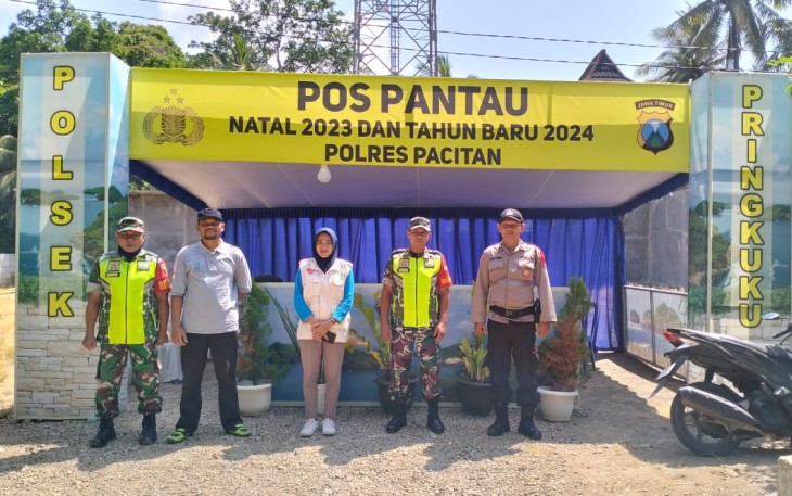 Babinsa Koramil 0801/12 Pringkuku Bantu Pengamanan di Pantai Watukarung